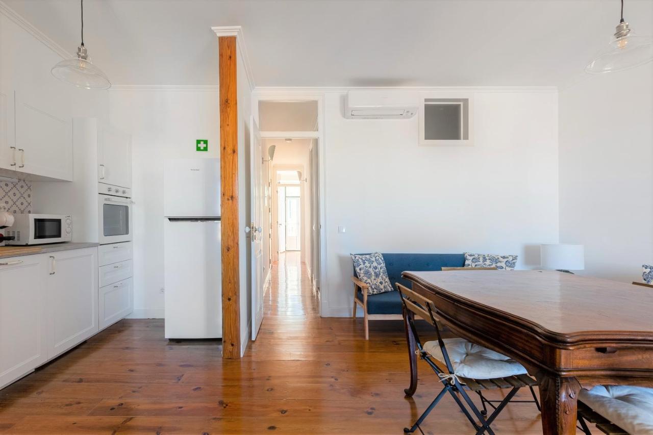 White & Blue Vintage Home In Graca リスボン エクステリア 写真