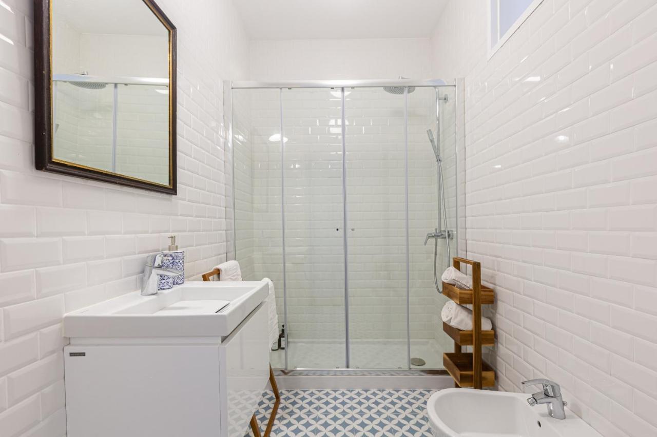 White & Blue Vintage Home In Graca リスボン エクステリア 写真