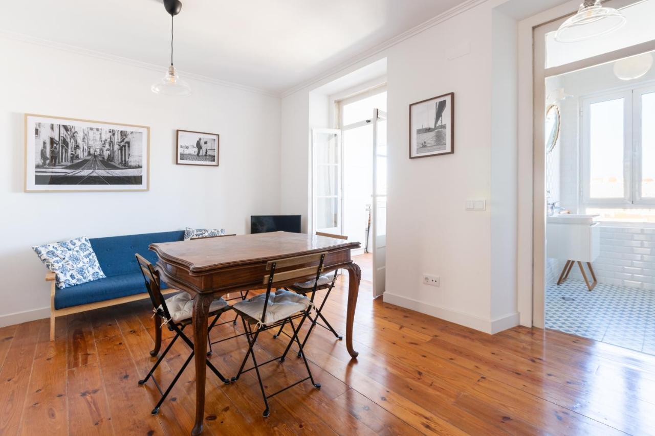 White & Blue Vintage Home In Graca リスボン エクステリア 写真